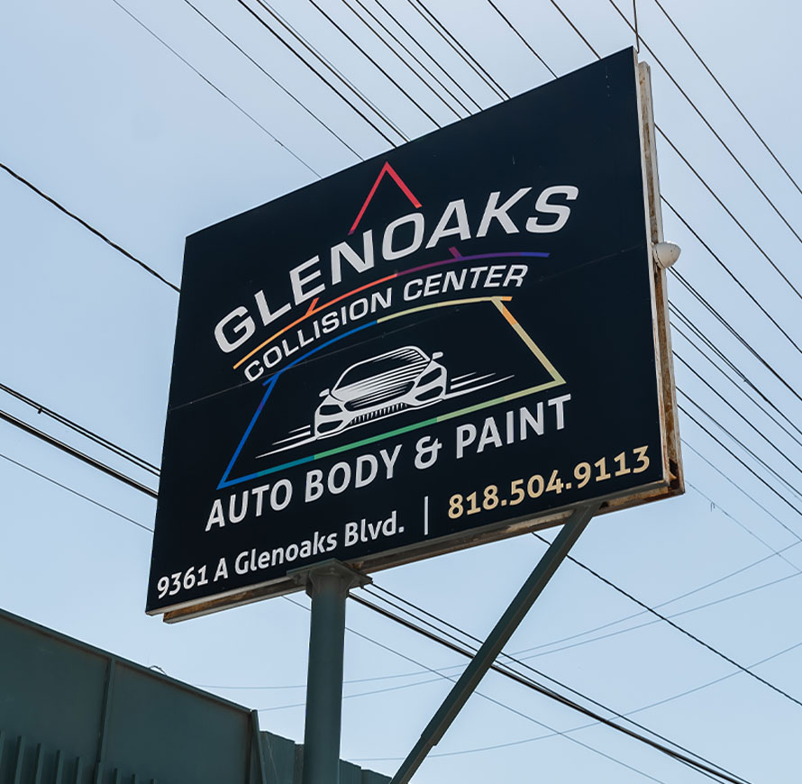 An image of the Glenoaks Collision Center street sign